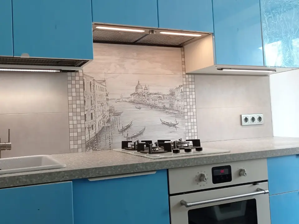 Компактная кухня с синими фасадами и светлой столешницей